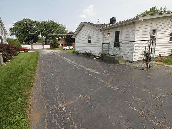 4th image of 8532 Leclaire Ave