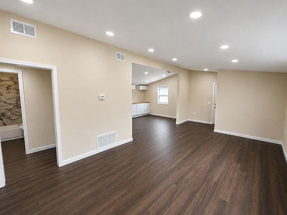 3rd image of 12704 Whitcomb St