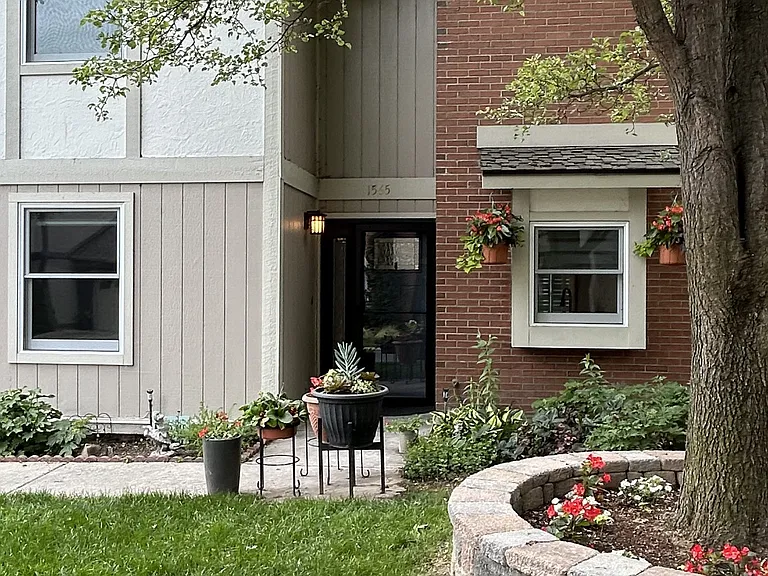 1565 E Lenz Ln #1 — Photo 2