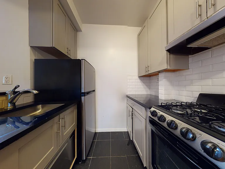 240 Waverly Pl #56 — Photo 7