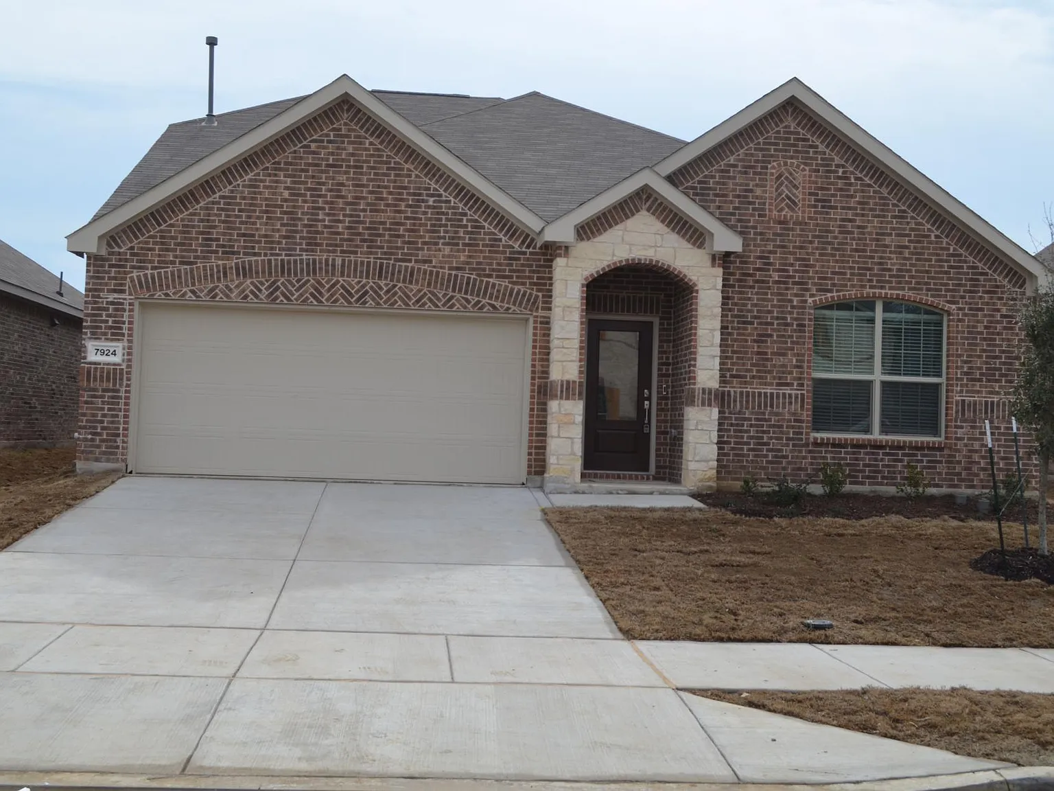 4 bed, 2.5 bath, 2347 sqft, $2,800 — Photo 2