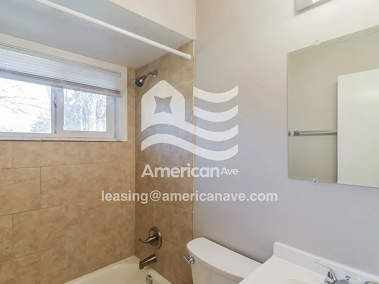 687889_012_wm_-_bathroom_13575717.jpg