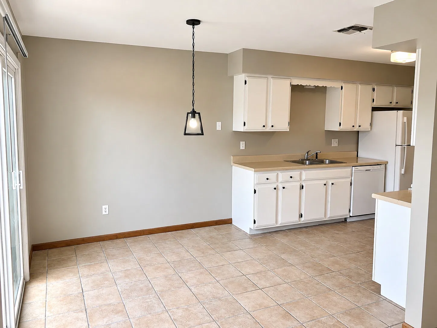 220 Gloria St — Photo 2