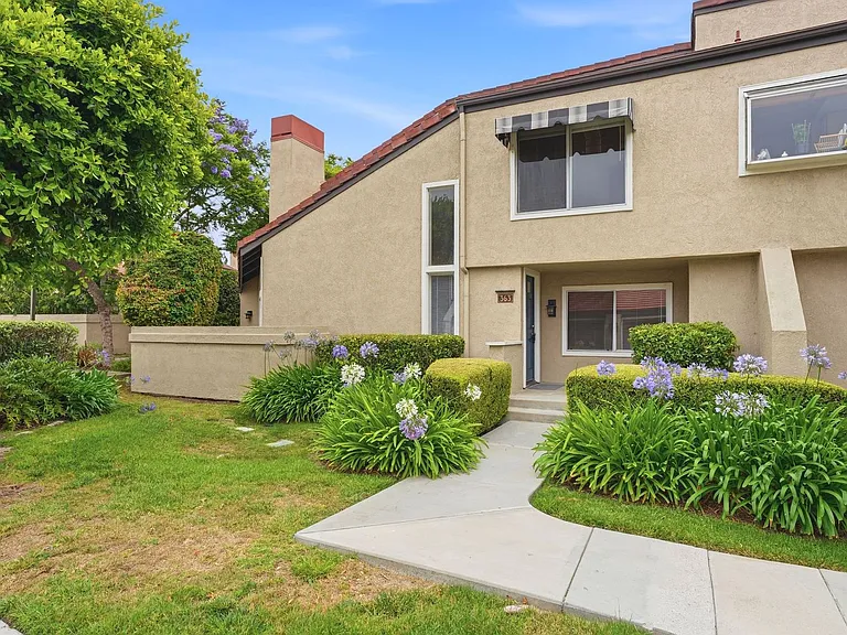 363 Stanford Ct — Photo 1