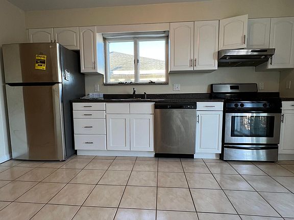 Kitchen (view 2)