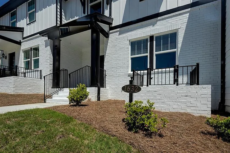 4 bed, 3.5 bath, 2038 sqft, $3,500 — Photo 2