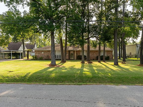3rd image of 221 Maple St