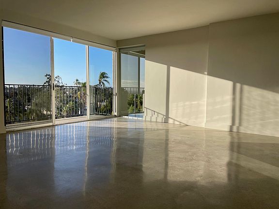 Living room 18' 17' 7"
