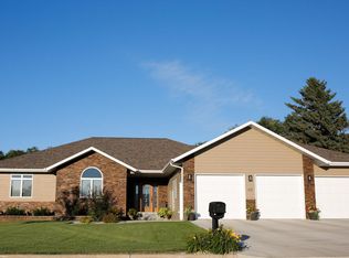 612 Eastwood Dr NE, Jamestown, ND 58401