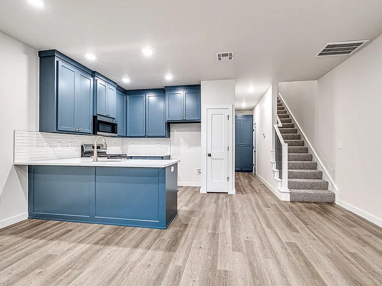 610 W 2nd St #100 — Photo 12