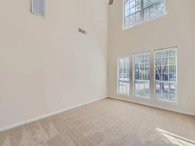 1907 Silver Brook Ln — Photo 4
