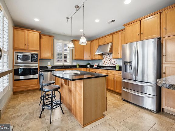 4th image of 1111B I St