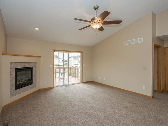 5th image of 922 Augusta Cir