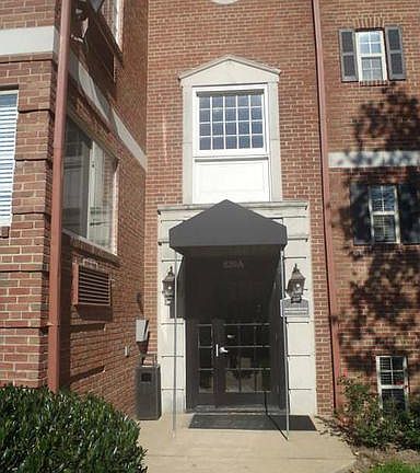 2nd image of 820 S Washington St APT Ad