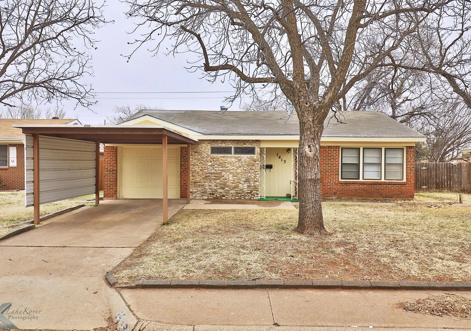 Complete update! 3 bed, 2 bath, 2 living, 1 car garage! — Photo 1