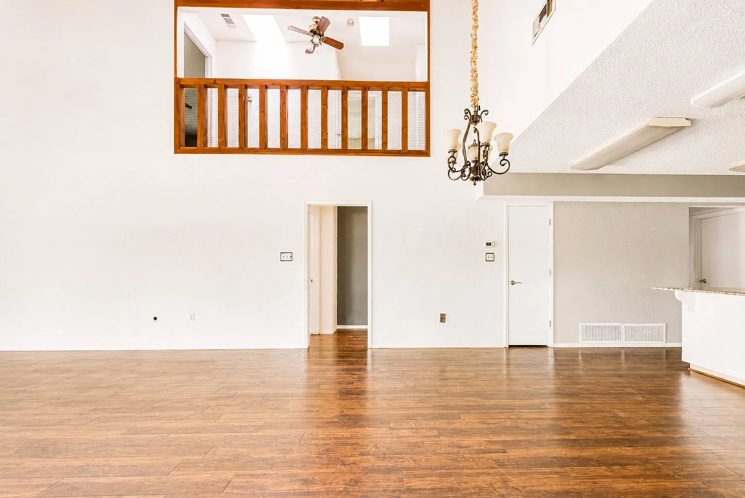 3 bed, 2.5 bath, 2450 sqft, $2,500 — Photo 3