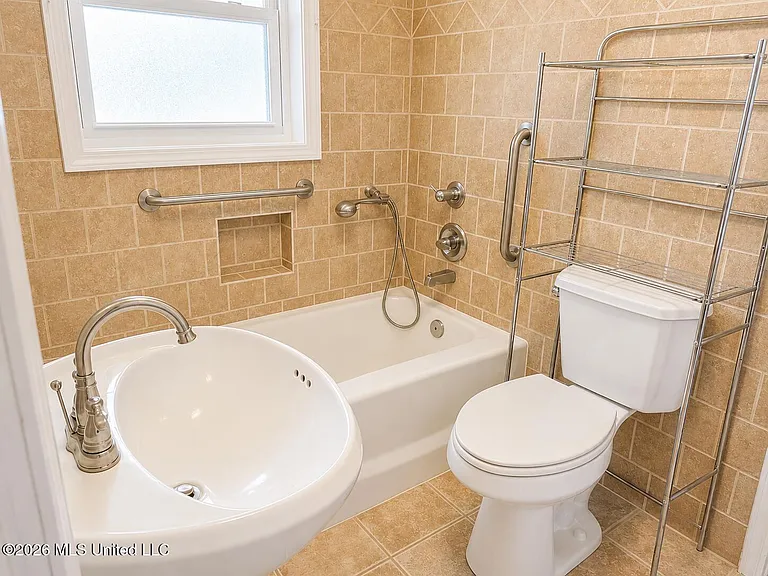 135 Pine Grove Ave — Photo 9