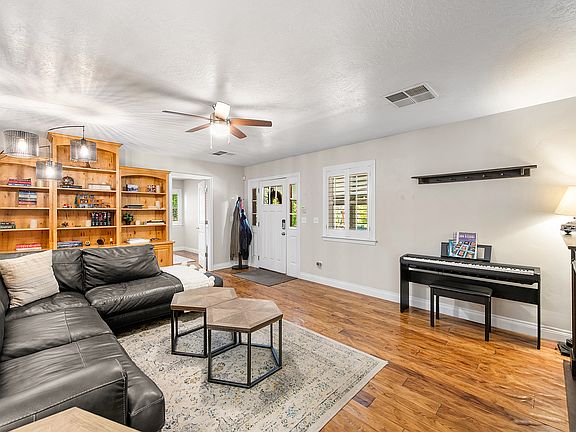 5th image of 1014 E Smart Ln