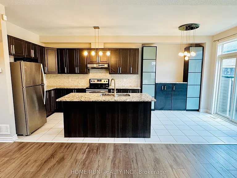 621 Lauraleaf Cres — Photo 9