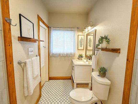 5th image of 1211 W Agarita Ave