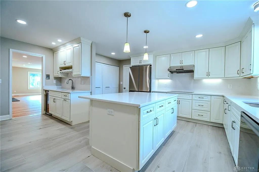 3 bed, 2.0 bath, 2200 sqft, $3,300 — Photo 2
