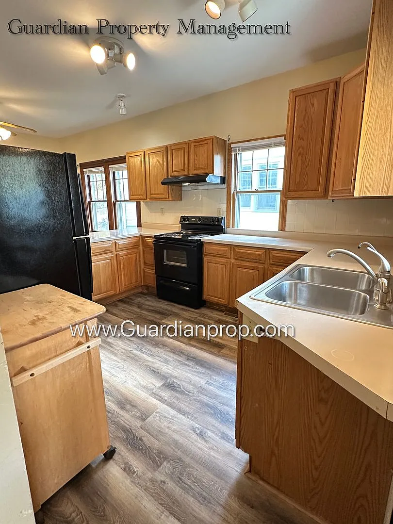 South Minneapolis SFH, Fenced Yard, 1 Car Garage, Dishwasher, Laundry, October Availability — Photo 4