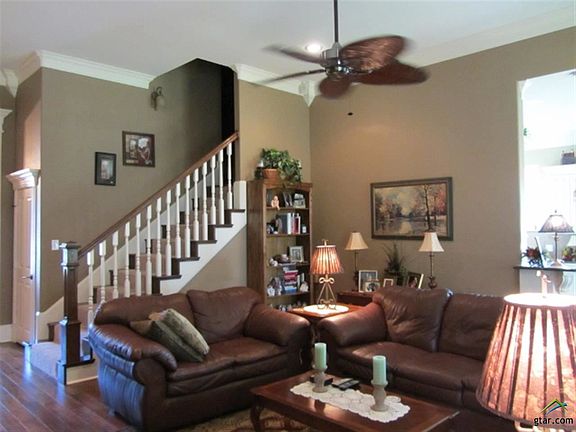 3rd image of 208 Heritage Ct