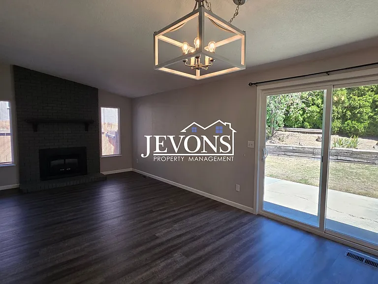 803 S 68th Ave — Photo 6