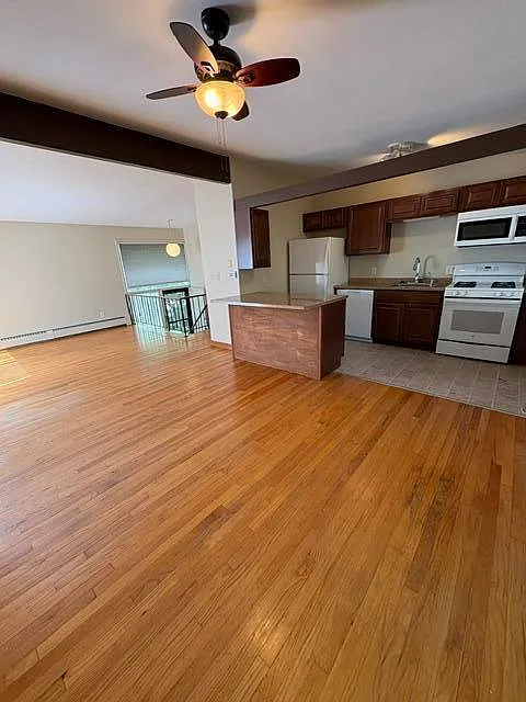 2 bed, 1.0 bath, 988 sqft, $2,200 — Photo 3