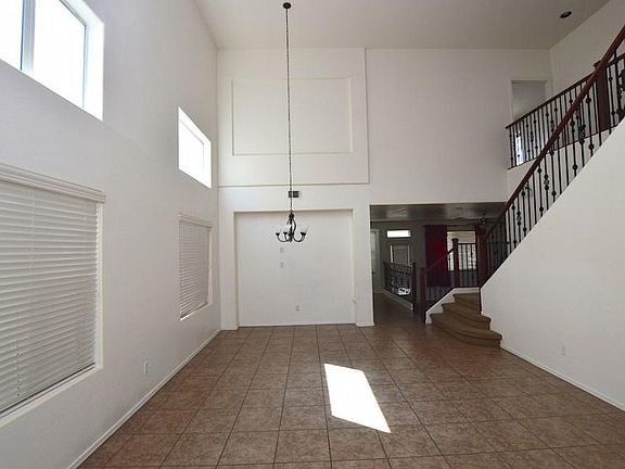 3rd image of 1324 E Julian Dr