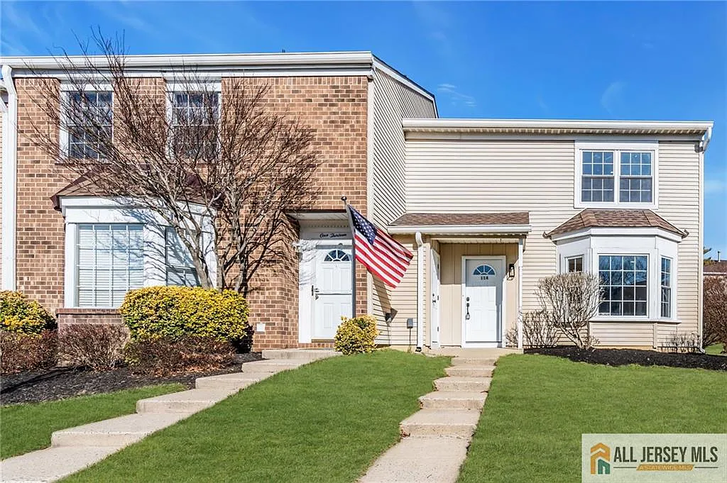 114 Wilshire Ct photo 1