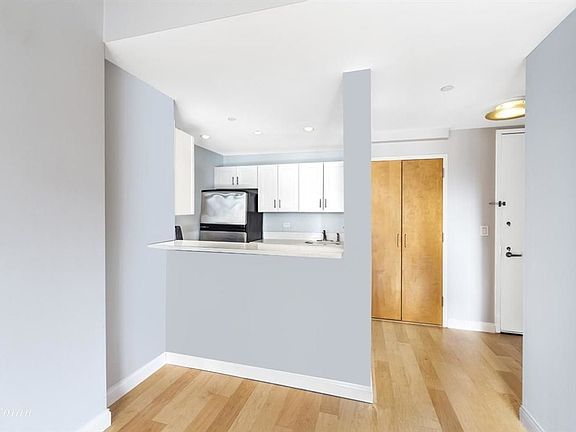 4th image of 520 W 23rd St APT 10B