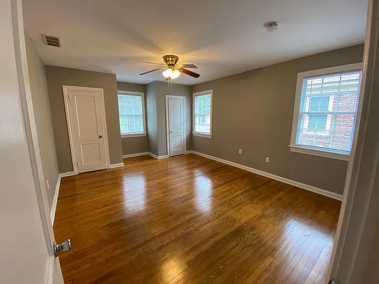 1306 E Victory Dr — Photo 6