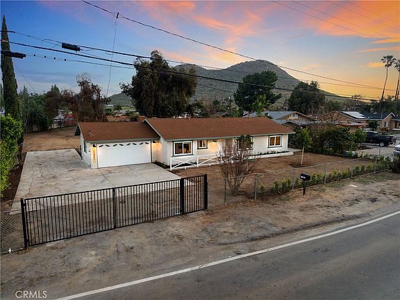 4th image of 11061 Cypress Ave