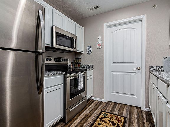 5th image of 2912 Vineyards Pkwy APT 4