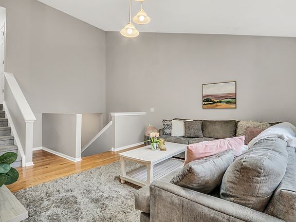 3rd image of 1861 Maplewood Ct
