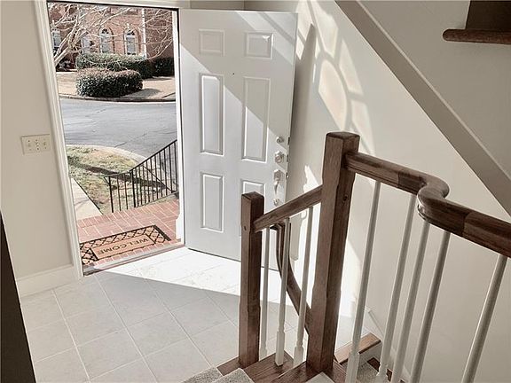 5th image of 3831 Savannah Sq E