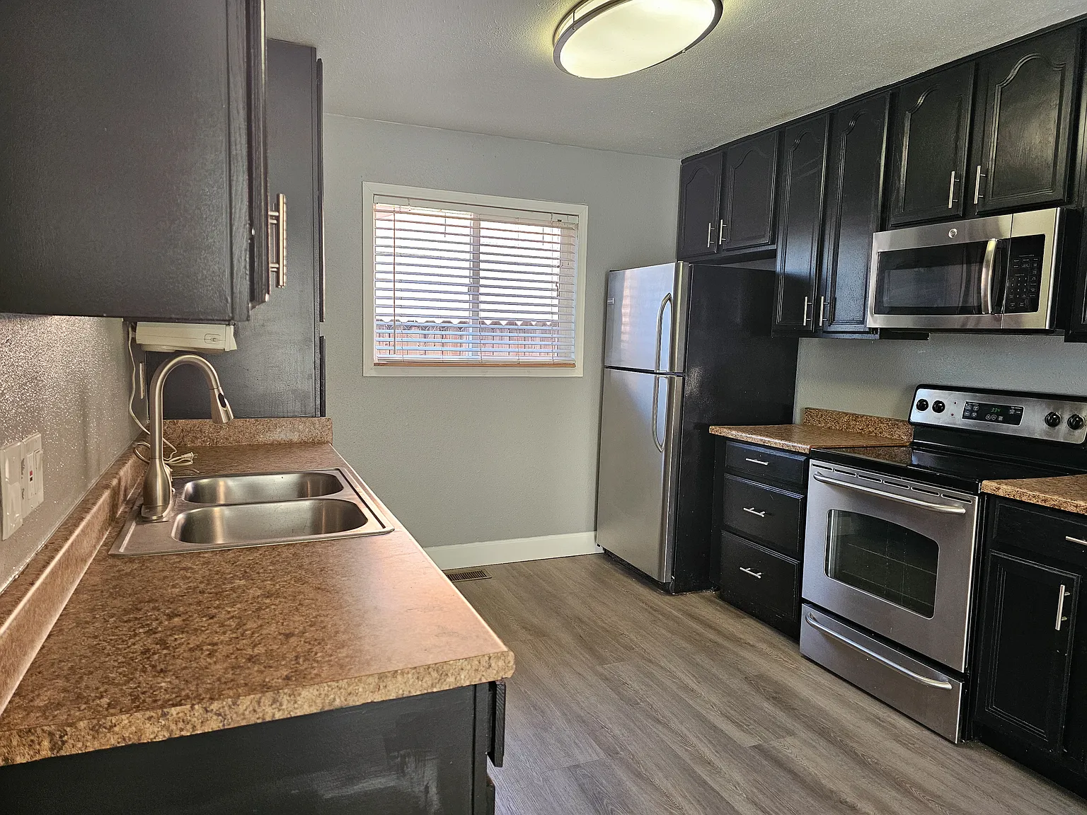 3 bed, 1176 sqft, $2,400 — Photo 4