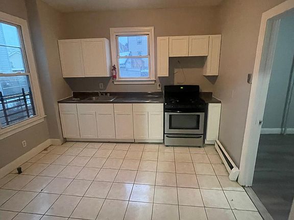 2nd image of 146-148 Leslie St #A