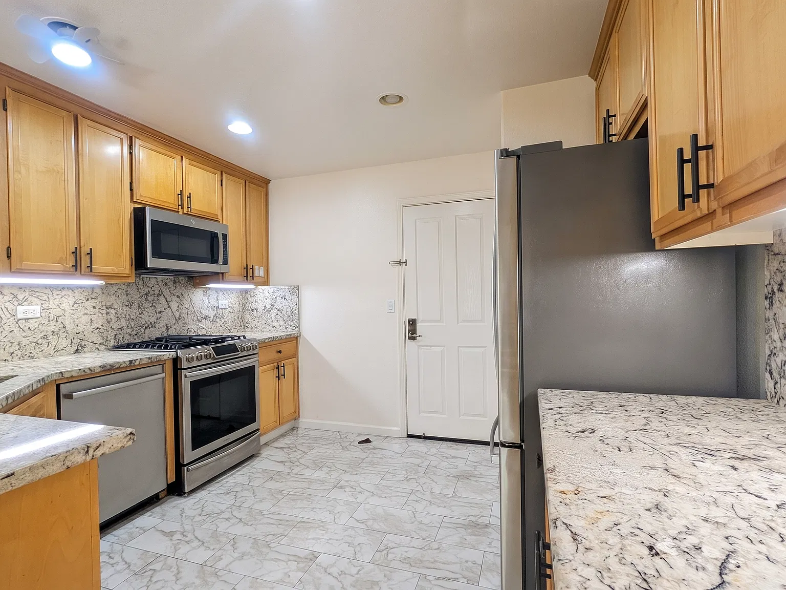 3 bed, 2.5 bath, 1381 sqft, $4,200 — Photo 3