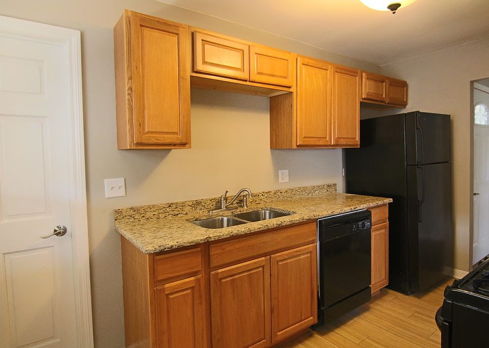 1st image of 160 Cypress Dr #0