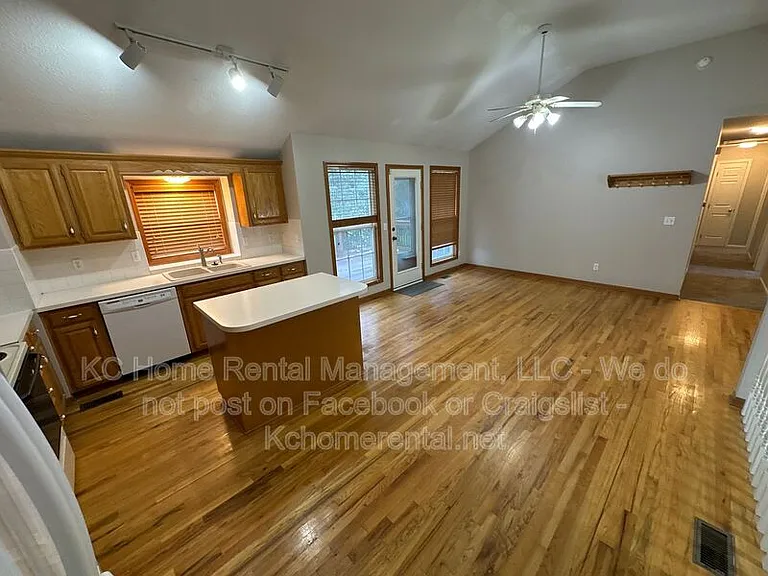 1224 SE Princeton Dr — Photo 7