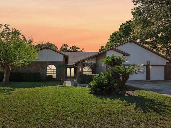 17922 Clear Lake Dr, Lutz, FL 33548