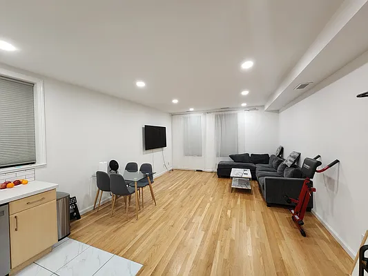 Rented by Bouklis Group | media 18