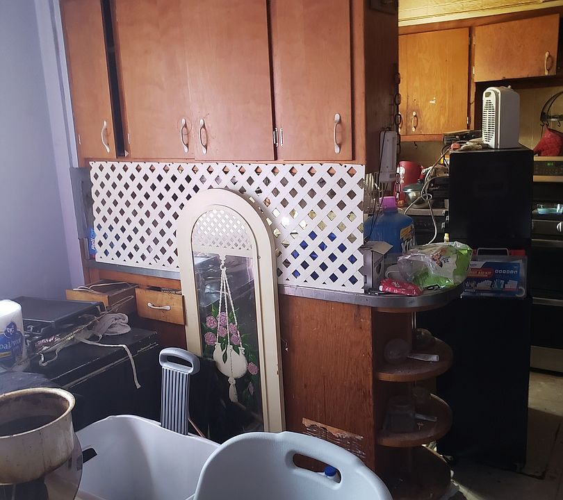 2nd image of 1415 W 76th St