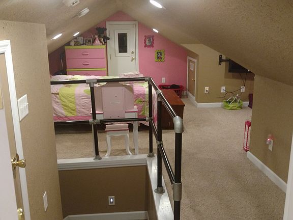 Upstairs loft/bedroom 