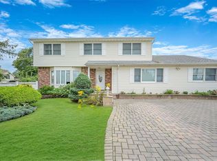 214 15th Ave, West Babylon, NY 11704