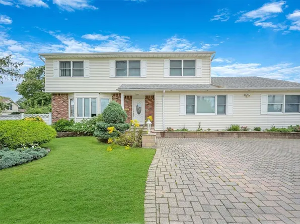 214 15th Avenue, West Babylon, NY 11704