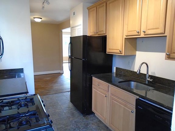 Modern Kitchen with granite countertops!