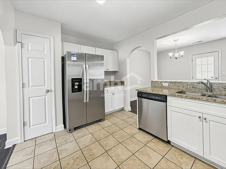 921 Sundance Dr — Photo 3